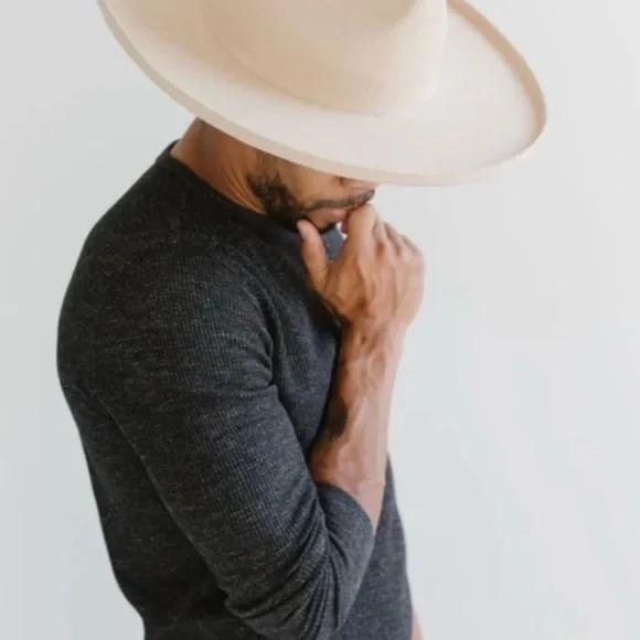 Stylish White Hat with Modern Design and Comfortable Fit - Picture 3 of 8